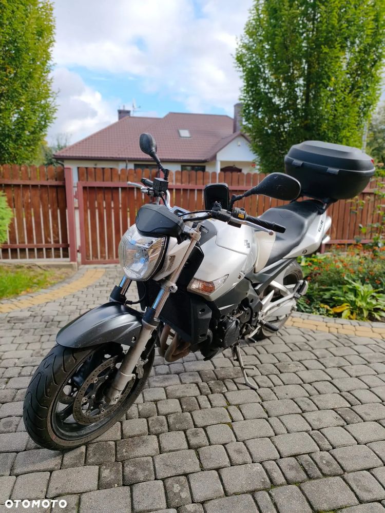 Suzuki GSR - 8