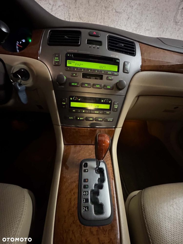 Lexus ES - 12