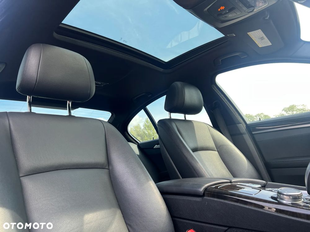 BMW Seria 5 528i xDrive - 26