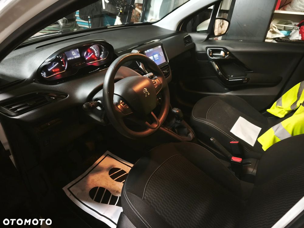 Peugeot 208 - 24