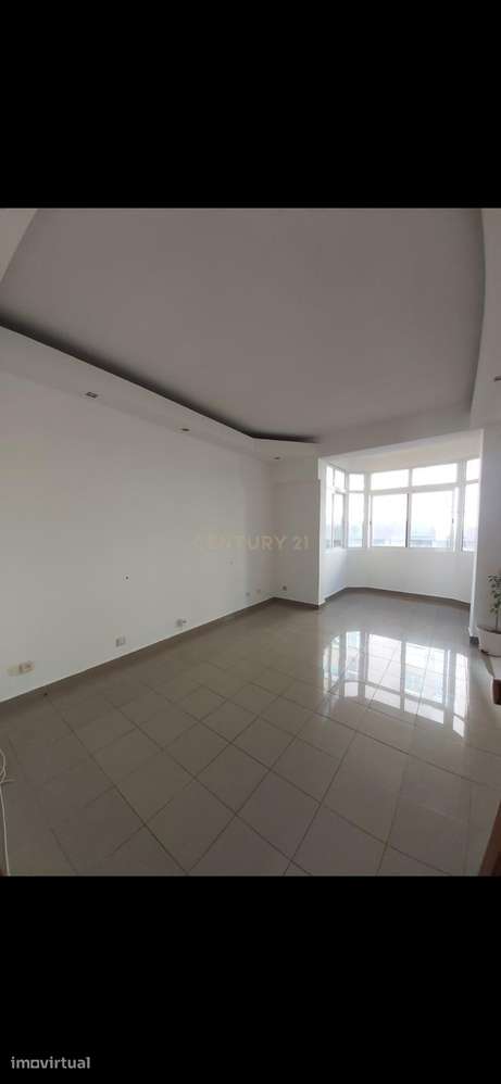 **T2 para Remodelação | Queijas | Rua da Lameira, n.º 4** - Grande imagem: 5/6