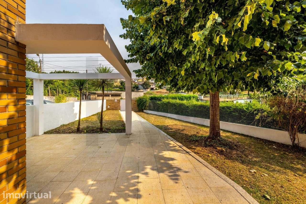 Moradia T5 com 2 suítes em zona residencial tranquila, a 2 minutos da - Grande imagem: 3/42