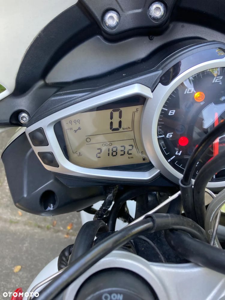 Triumph Street Triple - 14
