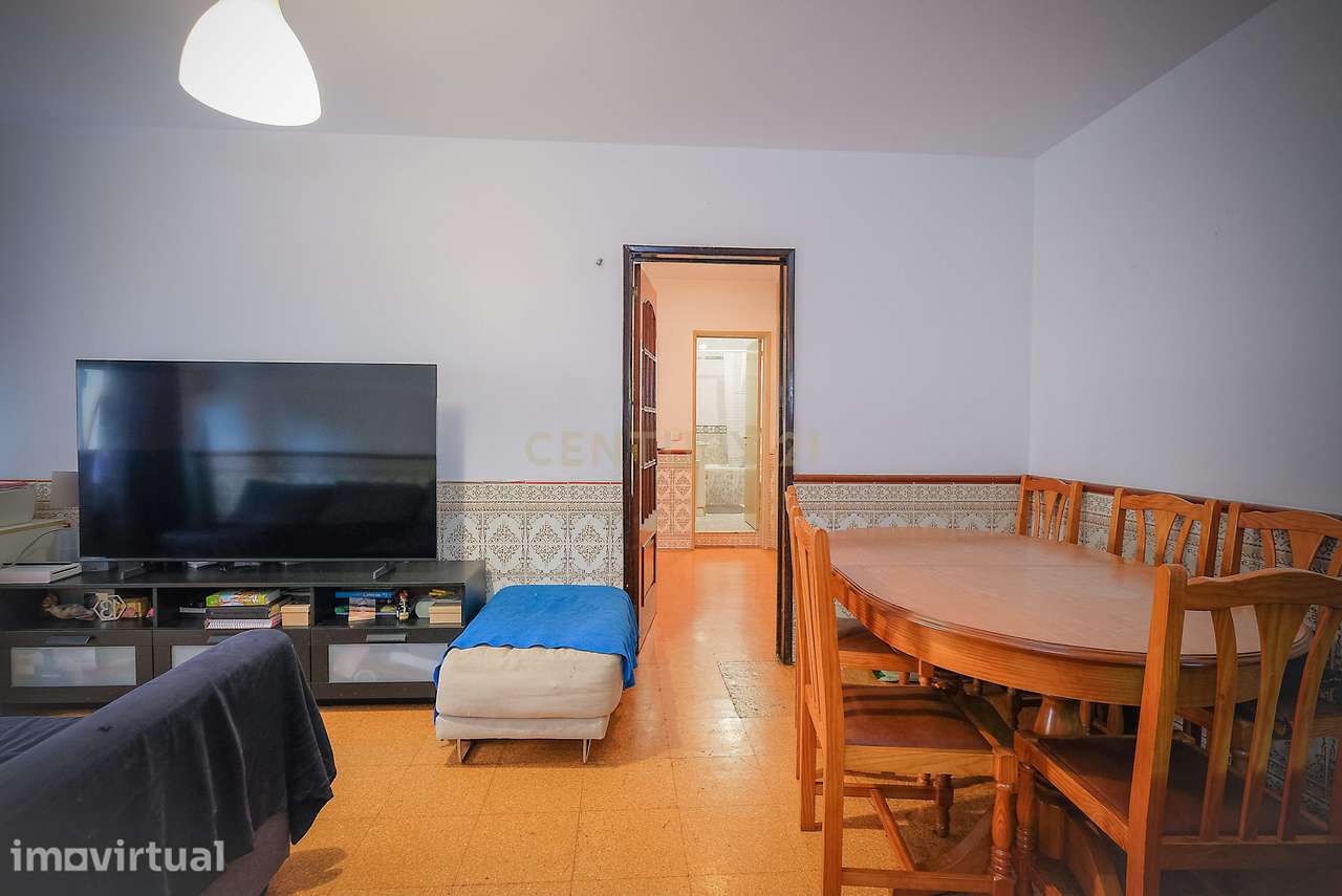 T2 no Cacém | 65 m² | 1.º Andar | Excelente Potencial - Grande imagem: 4/25