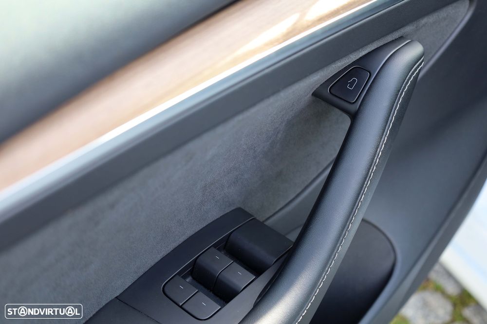 Tesla Model 3 Tração Traseira Standard - 25