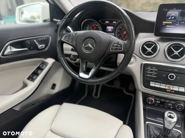 Mercedes-Benz GLA 200 Urban - 34