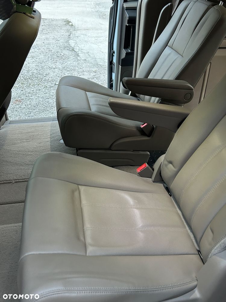 Chrysler Town & Country - 16