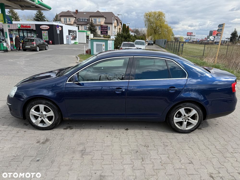 Volkswagen Jetta 2.0 TDI Comfortline DSG - 2