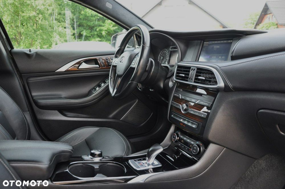 Infiniti Q30 1.6t DCT Premium Tech - 24