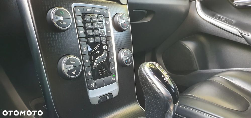 Volvo V40 D3 Geartronic RDesign - 24