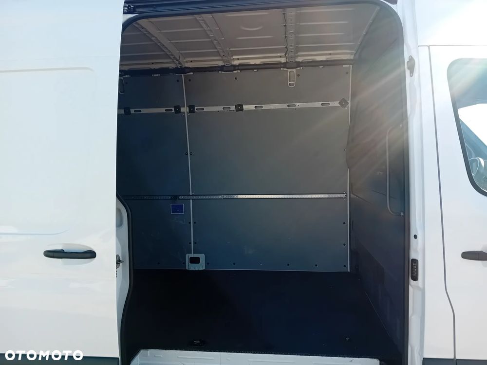 Mercedes-Benz Sprinter - 13