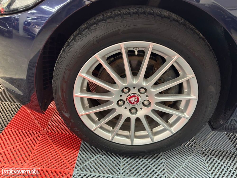 Jaguar XE 2.0 D Prestige - 8