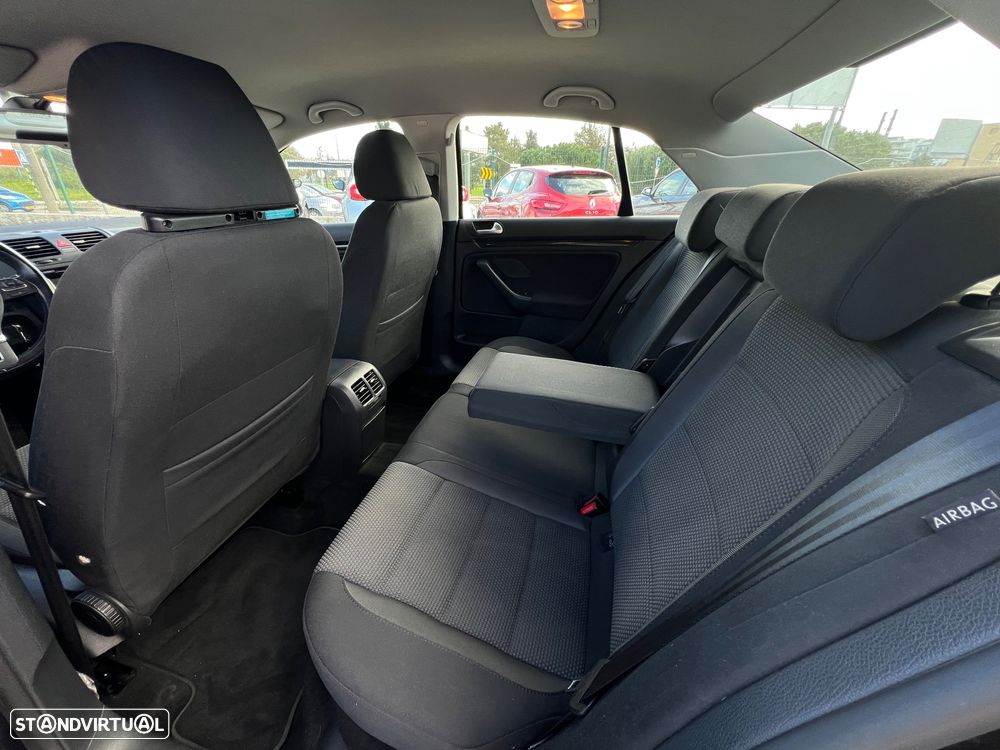 VW Jetta 1.6 TDi Confortline - 13