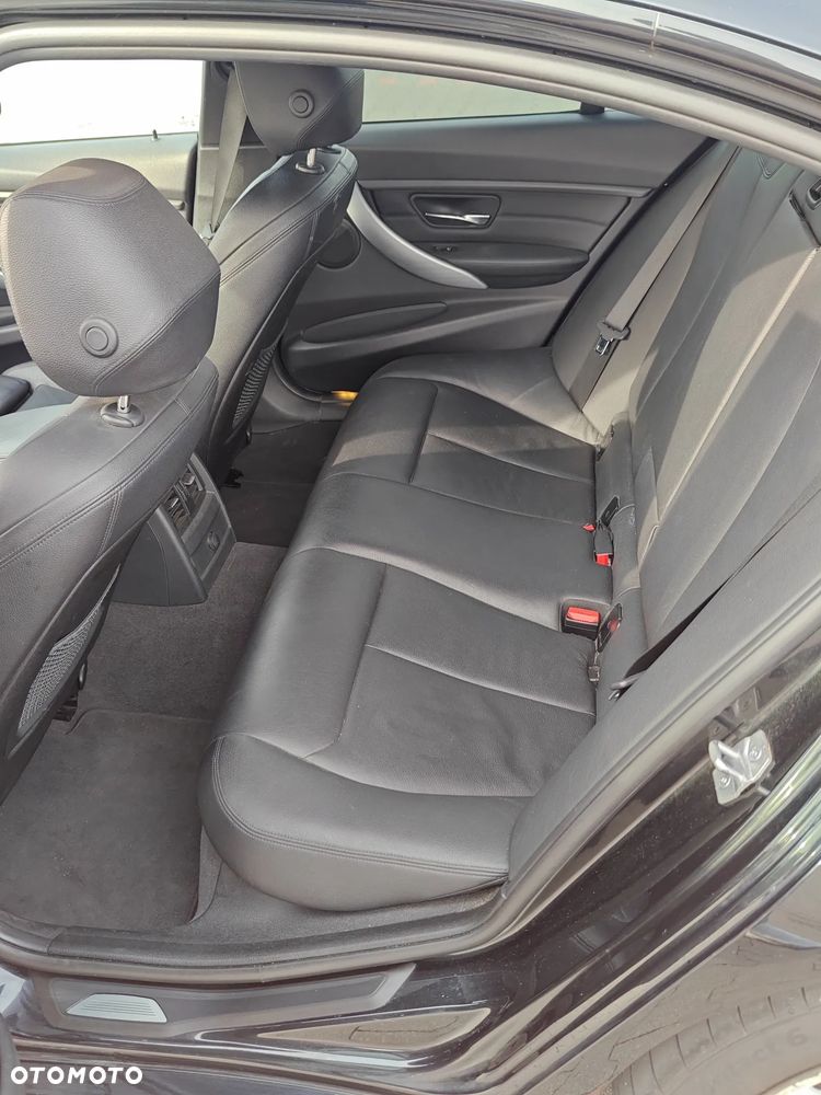BMW Seria 3 328i Sport Line - 13