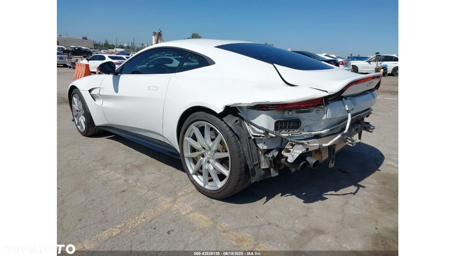 Aston Martin Vantage - 4
