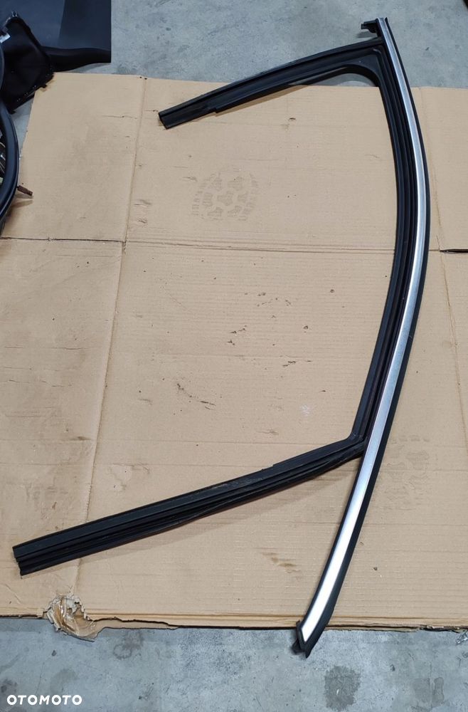 Listwa drzwi prawa przód ramka chrom uszczelki Infiniti Q30 15-20 - 2