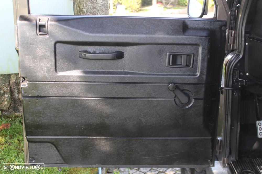 Land Rover Defender 90 2.5 TD5 Metal Top - 16