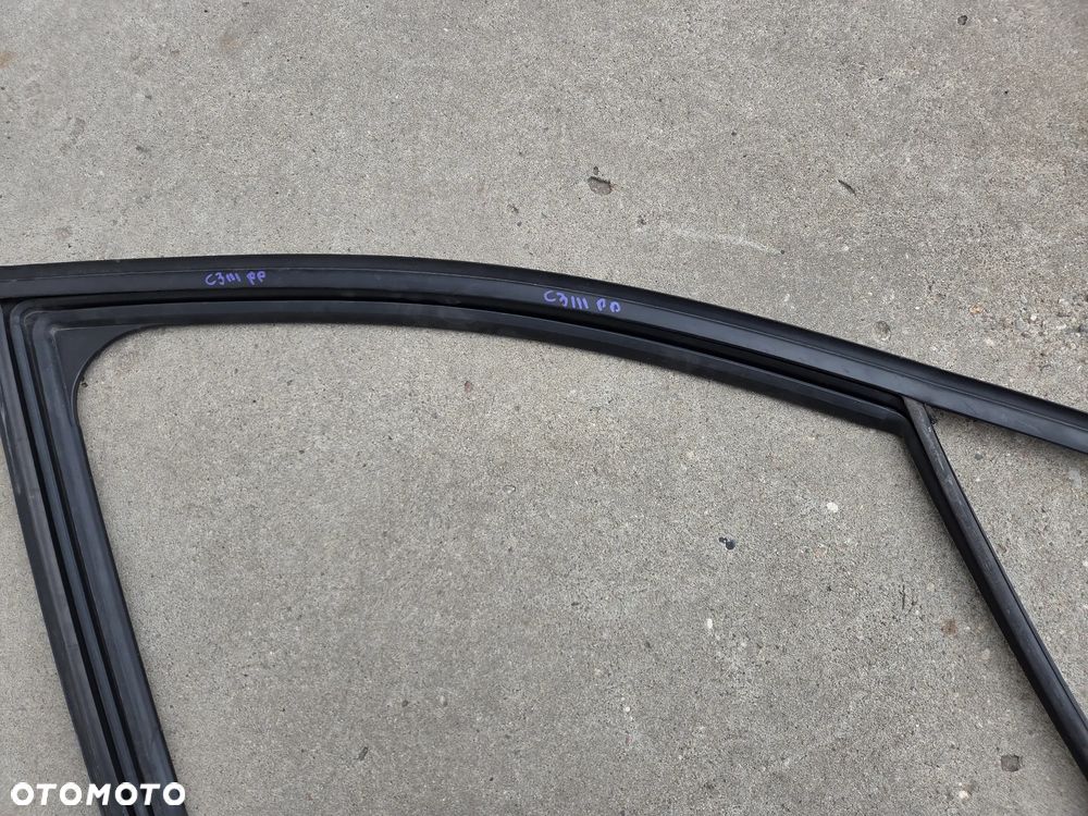Uszczelka drzwi prawych przednich Citroen C3 III  9813201880 - 3