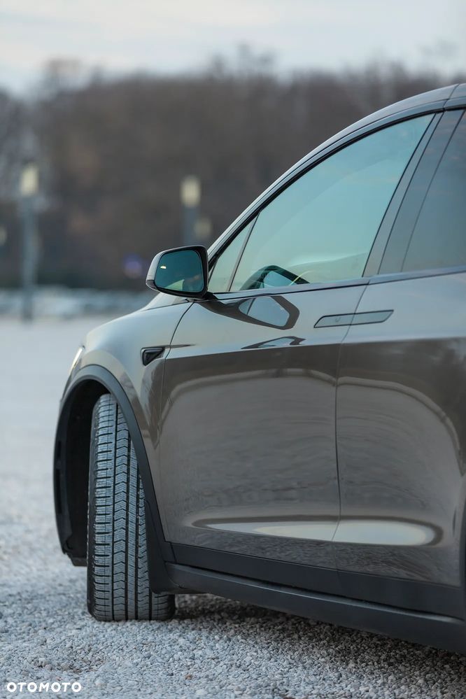 Tesla Model X 90 D - 11