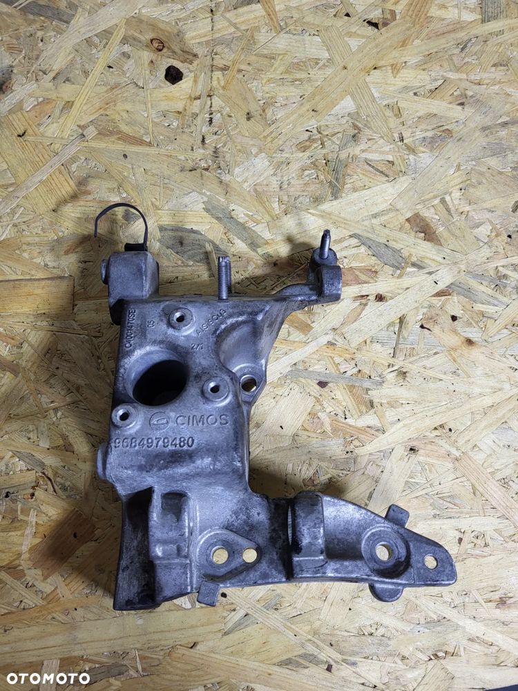Łapa wspornik alternatora Peugeot Citroen - 1