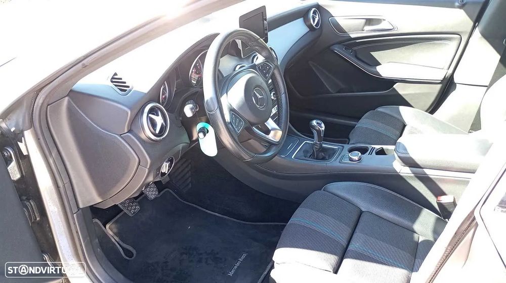 Mercedes-Benz CLA 180 d Shooting Brake - 10