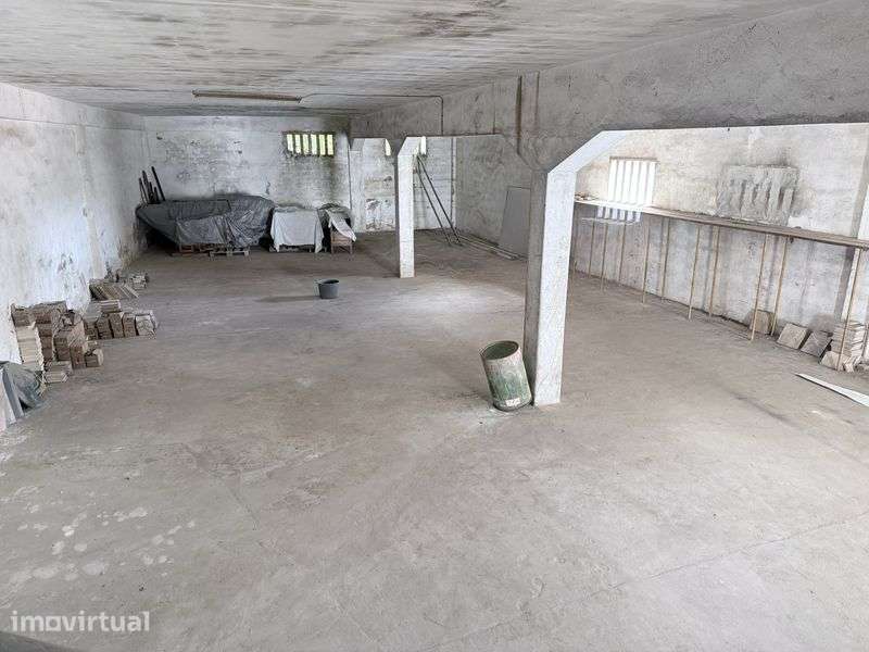 Armazem no centro historico de Rio Maior com 380 m2 - 2 pisos - Grande imagem: 3/8
