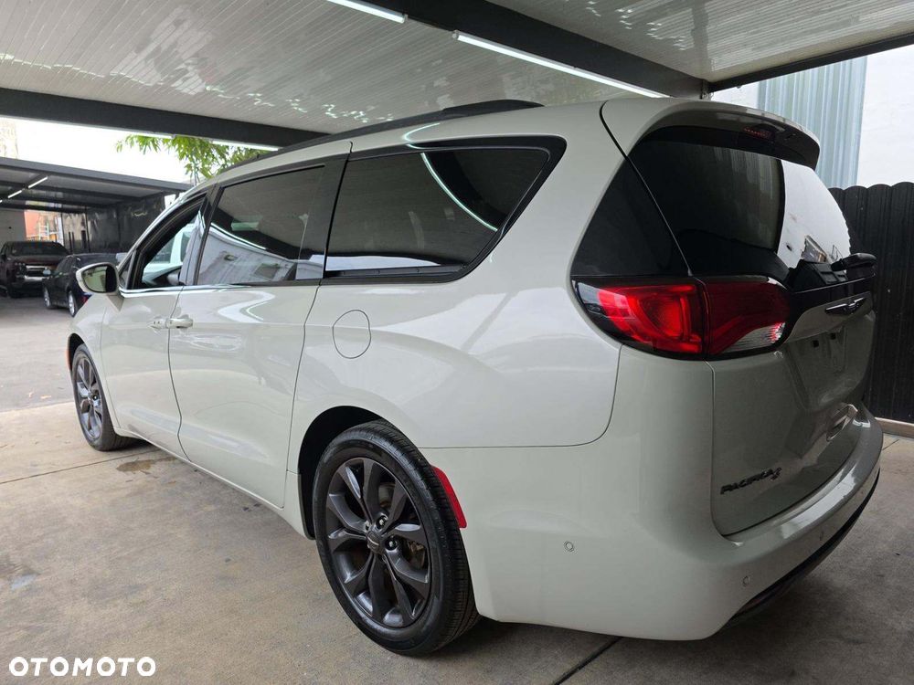 Chrysler Pacifica - 3