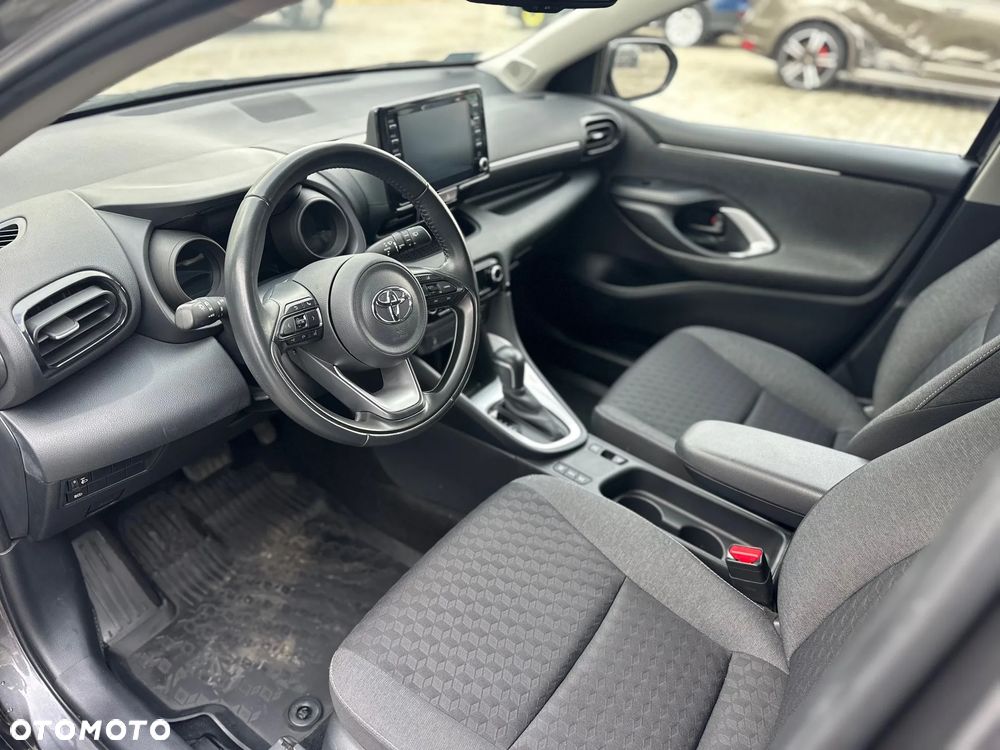 Toyota Yaris Hybrid 100 Selection - 12