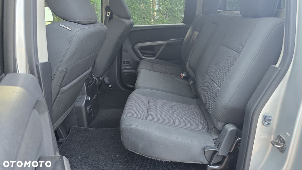 Nissan Titan 5.6 V8 LE Crew Cab - 19