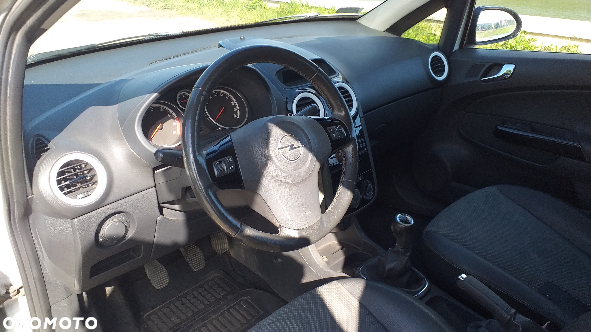 Opel Corsa 1.4 16V Cosmo - 11