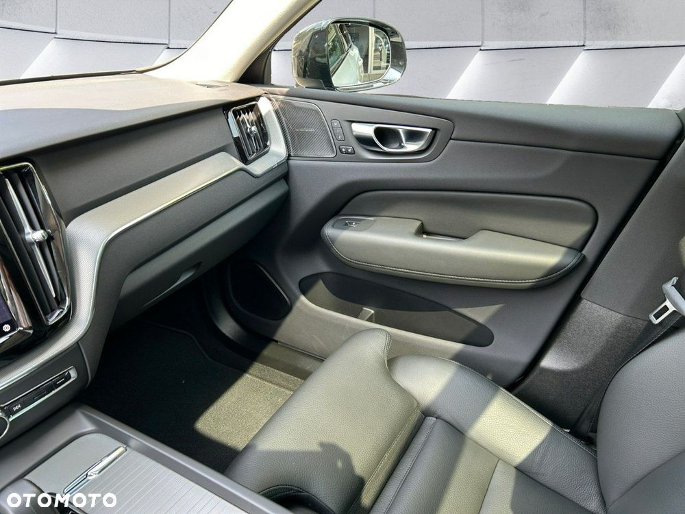 Volvo XC 60 B4 B Plus Dark - 21