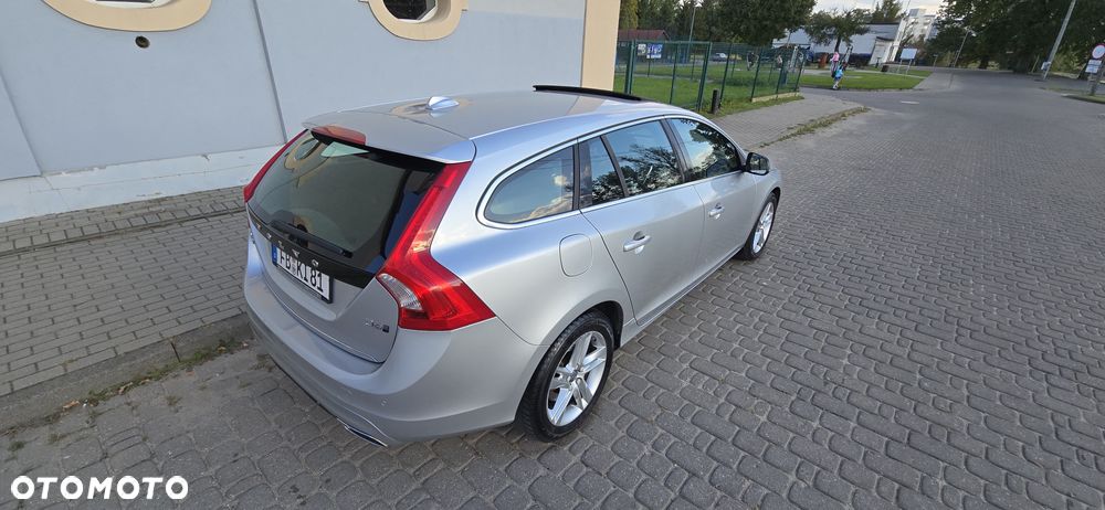 Volvo V60 D6 AWD Plug-in Hybrid Summum - 4