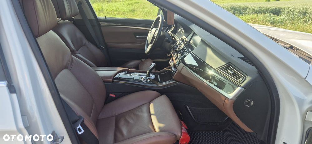 BMW Seria 5 525d xDrive - 15