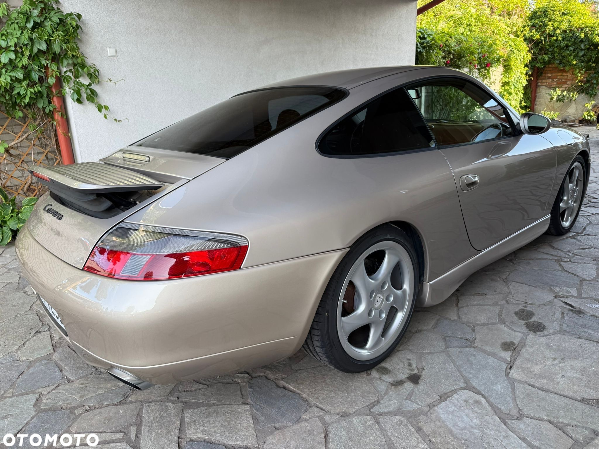 Porsche 911 Carrera - 2