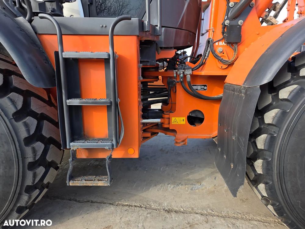 Hitachi Cupa 5mc, 28tone, ANVELOPE NOI, VIRARE prin JOYSTICk, Gresare automata, Inaltiime basculare cupa 4,3m, Lama noua la cupa, produs in JAPONIA, camera luat vederi spate, posibilitate leasing, motor 282 CP, STARE BUNA, PROMOTIE 86.900 EUR+tva - 20