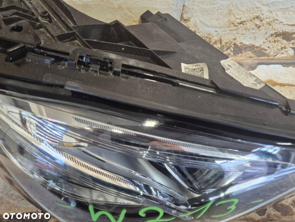 Reflektor prawa Mercedes-Benz E W213 A2139069604 niebieskie paski - 3