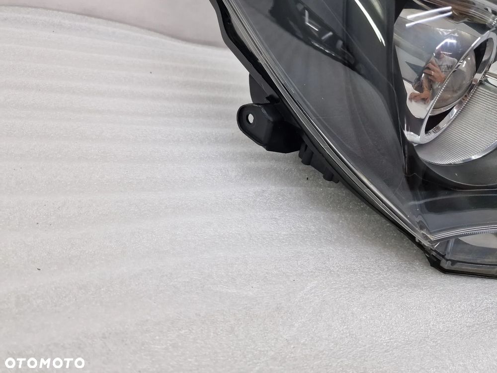 TOYOTA YARIS III 3 LIFT 14- PRAWA LAMPA PRZEDNIA PRZÓD SOCZEWKA , NR AUKCJI LA686 - 6
