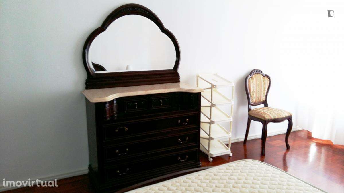 Quarto - localizado em Linda-a-Velha Lisbon - Grande imagem: 3/20
