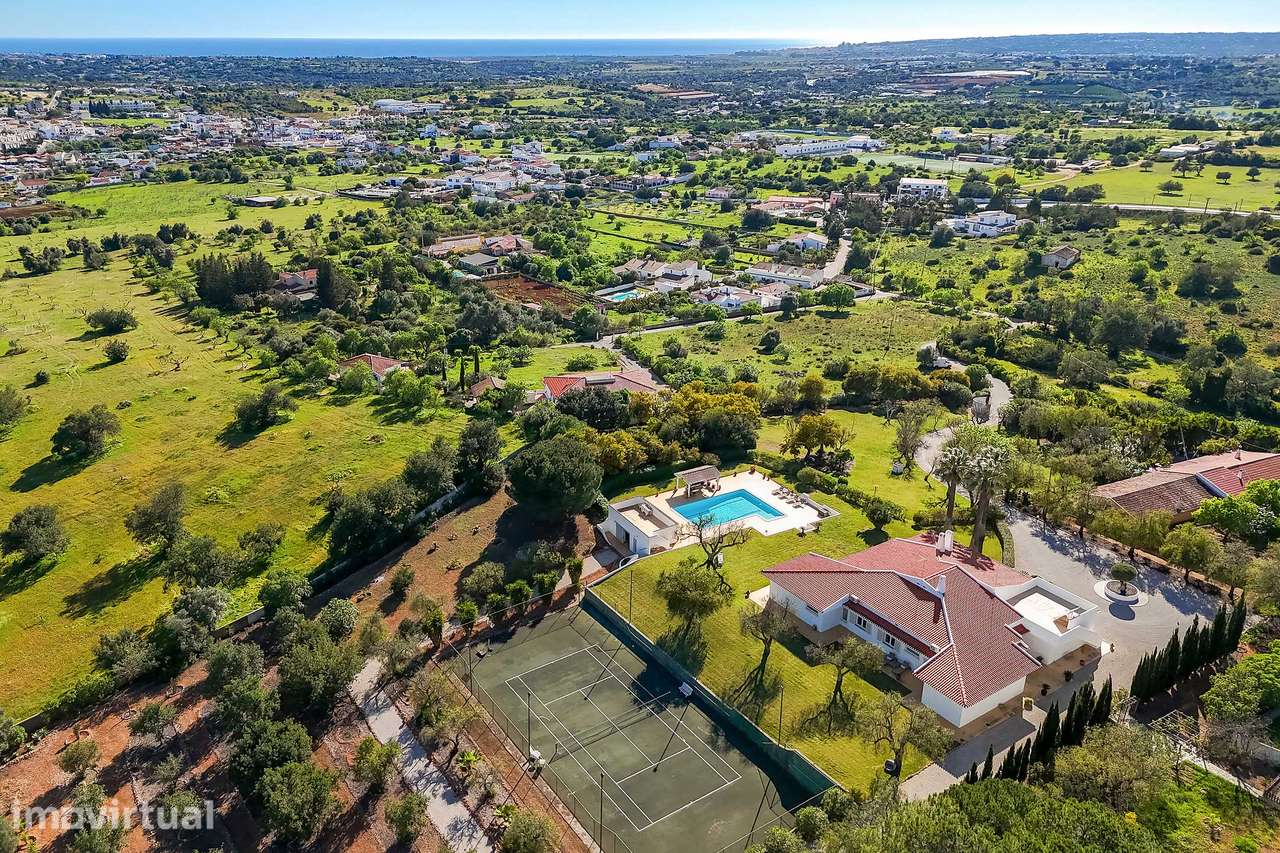 Moradia de luxo com piscina, anexo, campo de ténis  e jardim - Grande imagem: 2/50