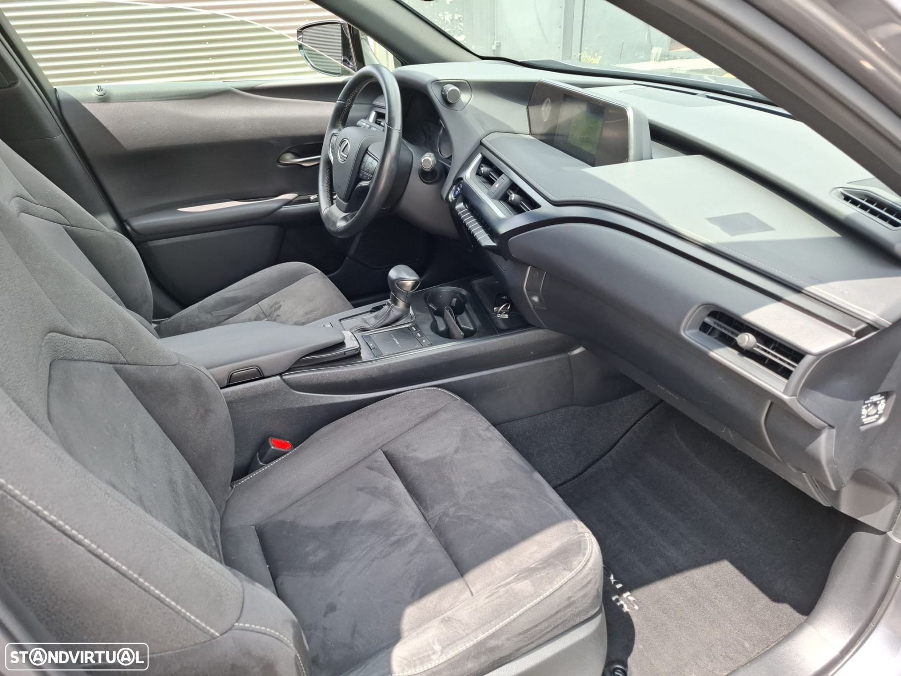 Lexus UX 250h Executive - 29