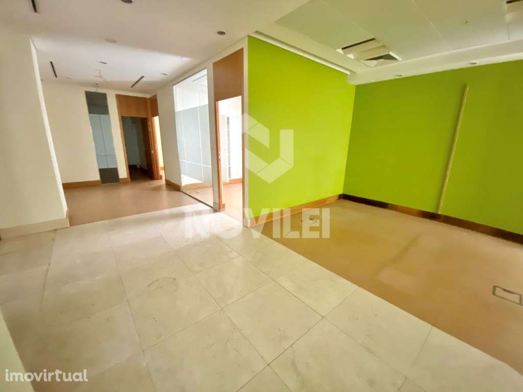 Loja de rua, sita na estrada principal, centro da Maceira. - Grande imagem: 5/20