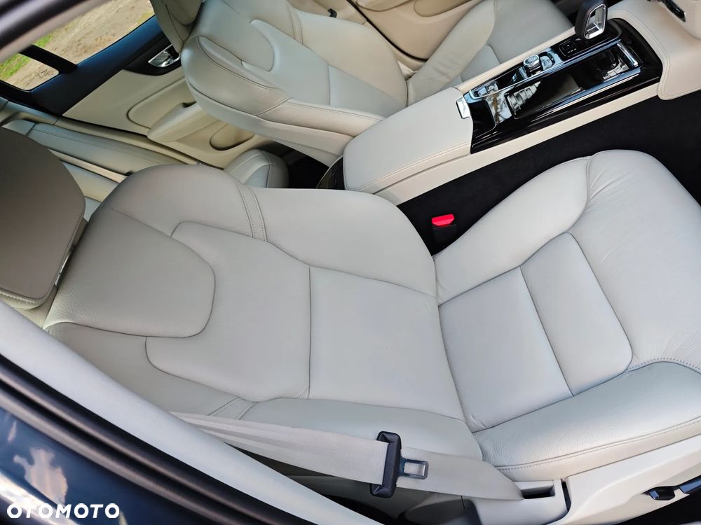 Volvo S60 T8 Recharge AWD Plus Dark - 24