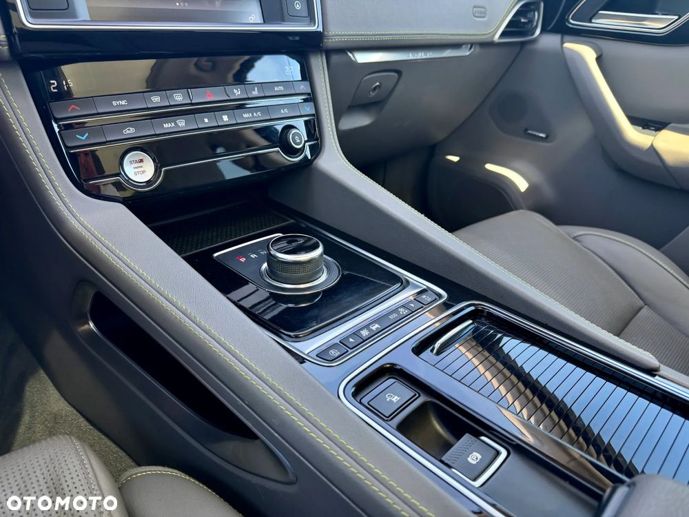 Jaguar F-Pace 25t AWD R-Sport - 12