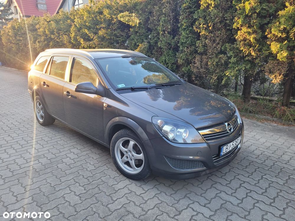 Opel Astra 2010 photo 2
