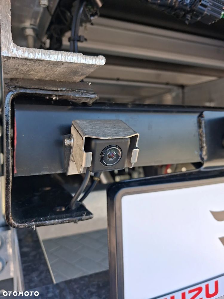 Isuzu M27H kontener z windą - 24