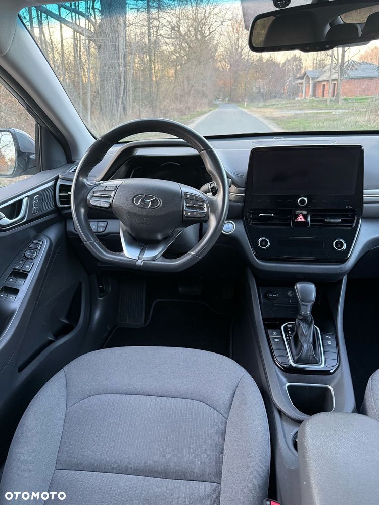Hyundai IONIQ hybrid Business - 13