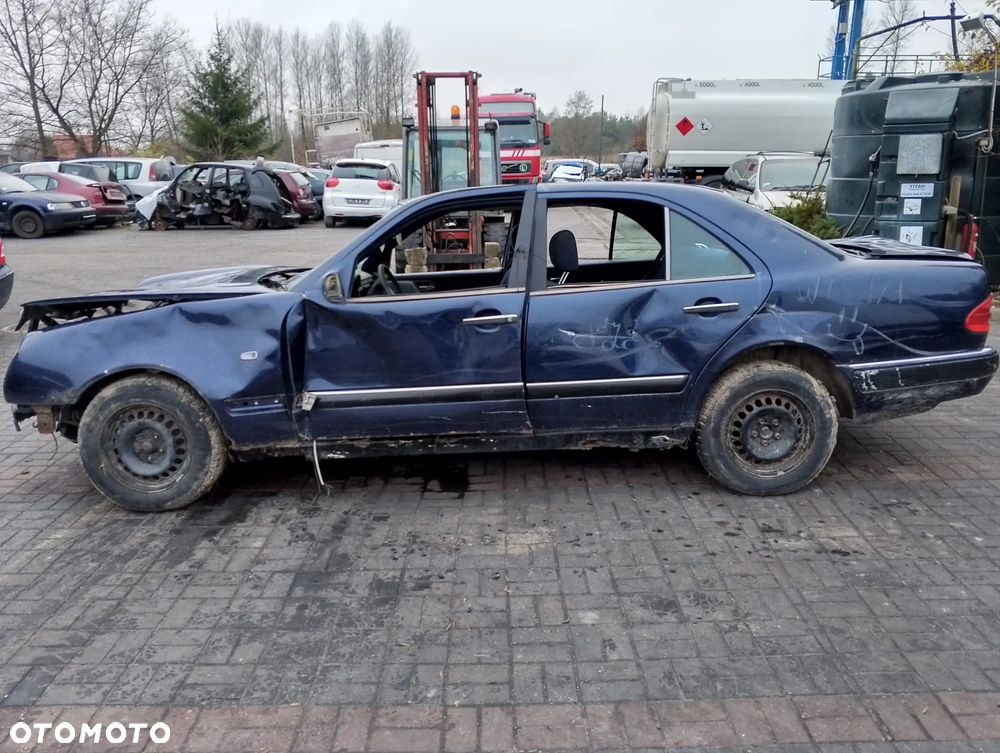 Mercedes – Benz Klasa E W210 (95-99r.) 2.0 B 136KM. Silnik 111.942 (111942) (111 942) Skrzynia 717.417 lakier 366. Cały na części. GWARANCJA !!!  Przód Tył Zestaw Komplet Drzwi Klapa Zderzak Błotnik Maska Grill Atrapa Szyba Pas Lampa Lusterko Boczki Fotel Kanapa Kokpit Deska Rozdzielcza Przełącznik Włącznik Sterownik Przewody Wiązka Instalacja Moduł Komputer Czujnik Listwa Pompa Alternator Wtryski Głowica Rozrusznik Kompresor Sprzęgło Dwumas Silnik Skrzynia ABS Klimatyzacji Paliwa Wspomagania Kolektor Turbina Przepustnica Zawór Chłodnica Koło Hak Belka Sanki Zawieszenie Mcpherson Półoś Amortyzator Wydech Tłumik Zacisk Most - 4