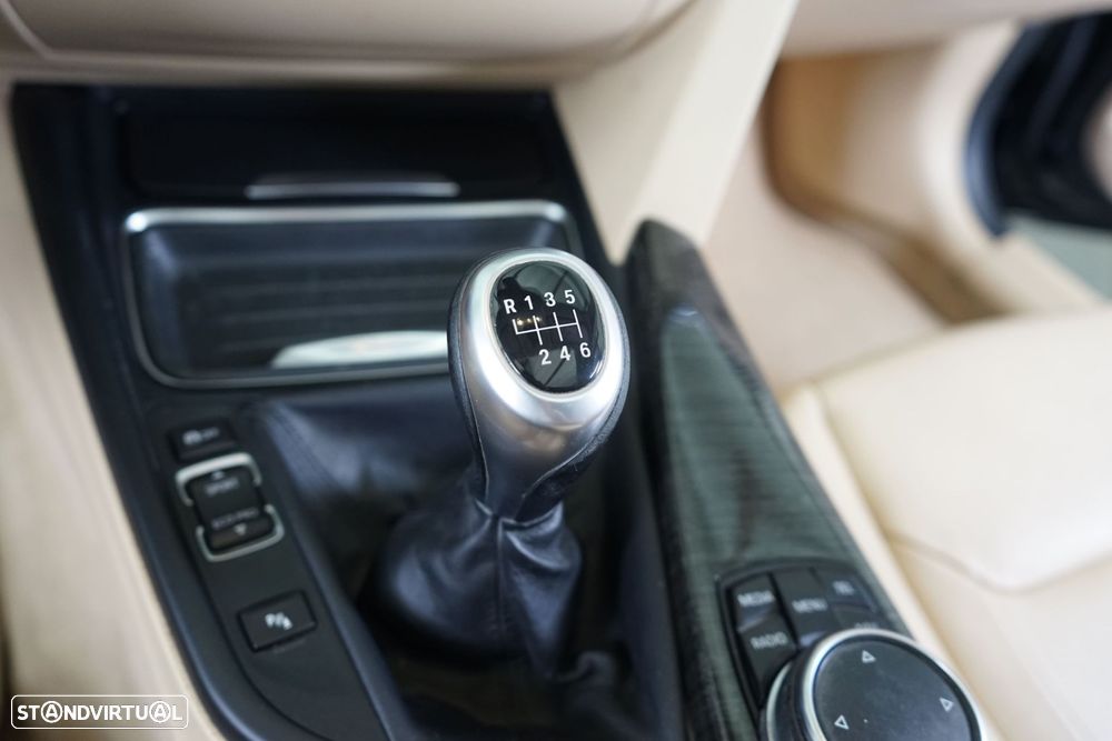 BMW 320 d Line Luxury - 31