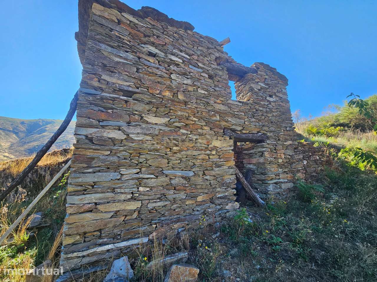 TERRENO COM CASA DE XISTO PARA RECUPERAR – SOITO DA RUIVA, SERRA DO AÇ - Grande imagem: 5/12