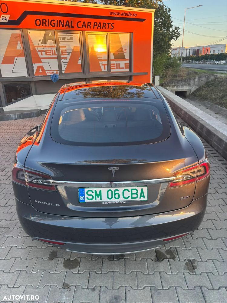 Tesla Model S - 6